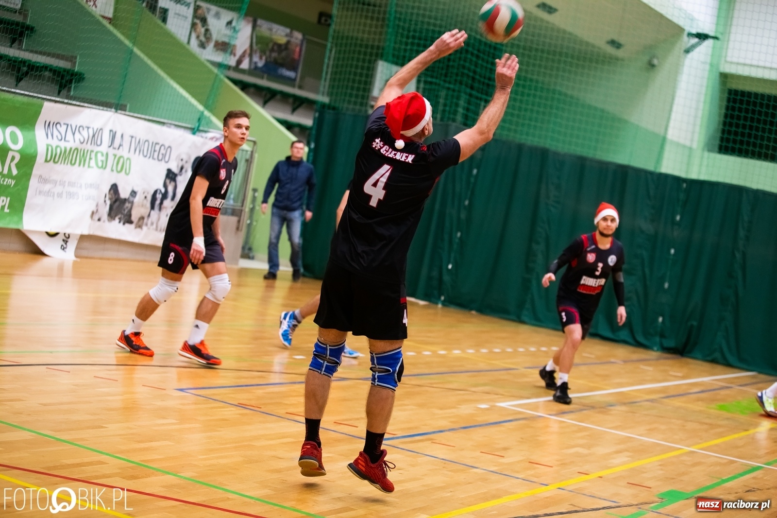 Zdjęcie w galerii na portalu naszraciborz.pl: Raciborski Nocny Turniej Mikołajkowy w Piłce Siatkowej wiadomości z regionu
