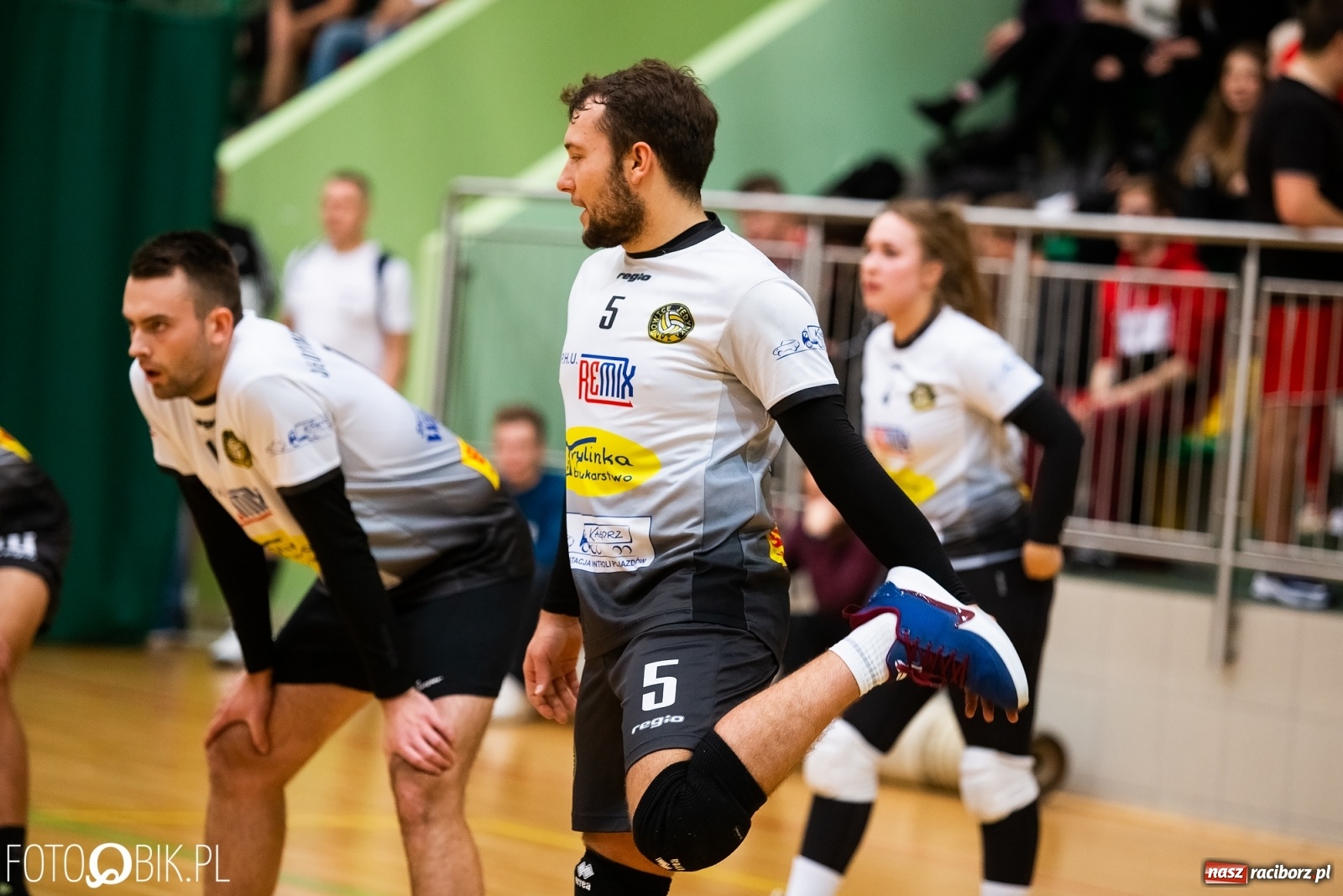 Zdjęcie w galerii na portalu naszraciborz.pl: Raciborski Nocny Turniej Mikołajkowy w Piłce Siatkowej wiadomości z regionu