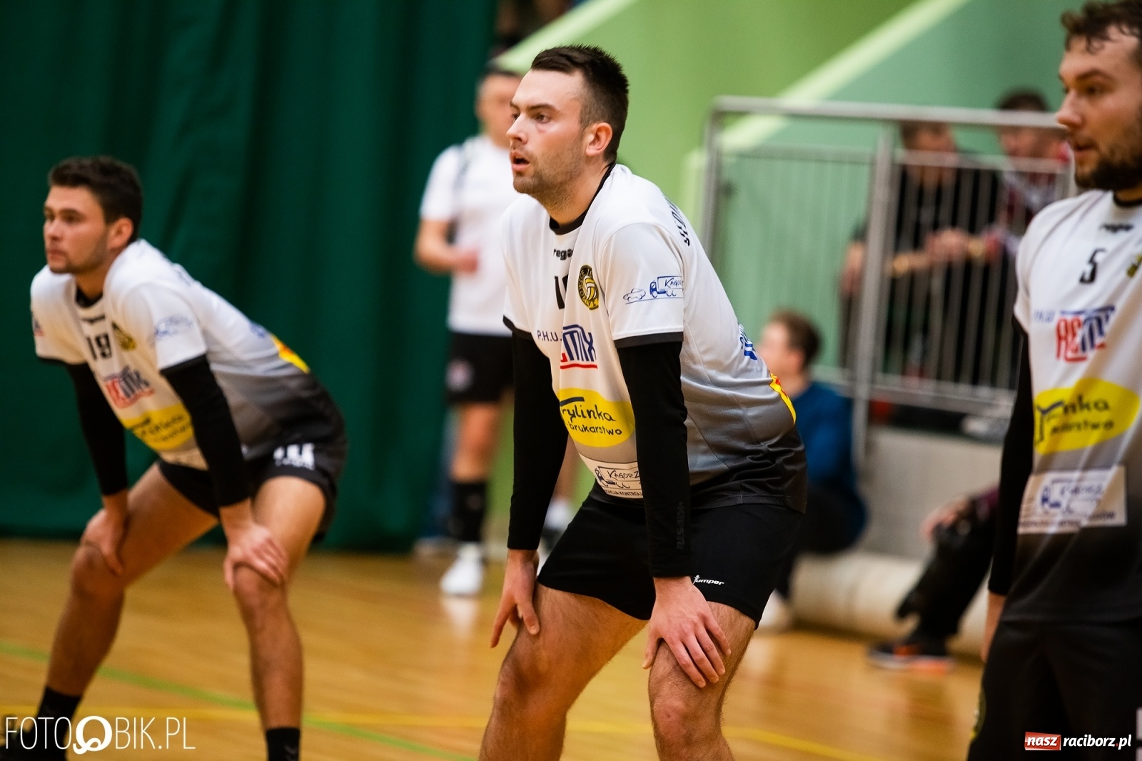 Zdjęcie w galerii na portalu naszraciborz.pl: Raciborski Nocny Turniej Mikołajkowy w Piłce Siatkowej wiadomości z regionu