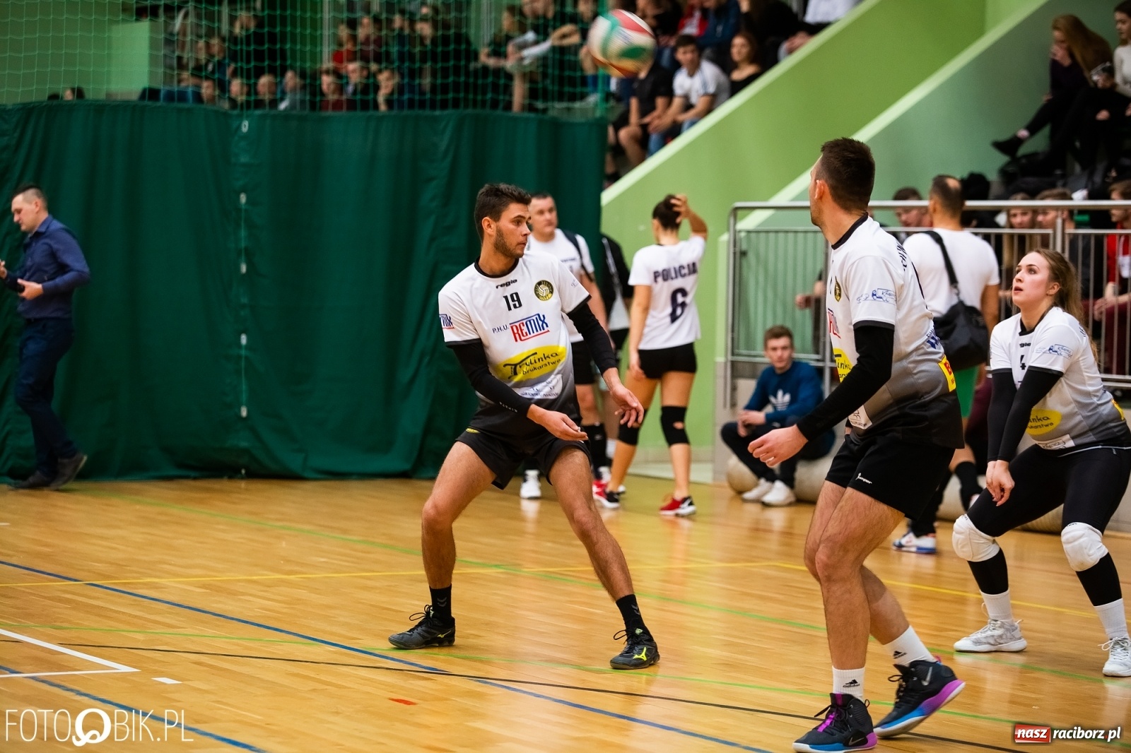 Zdjęcie w galerii na portalu naszraciborz.pl: Raciborski Nocny Turniej Mikołajkowy w Piłce Siatkowej wiadomości z regionu