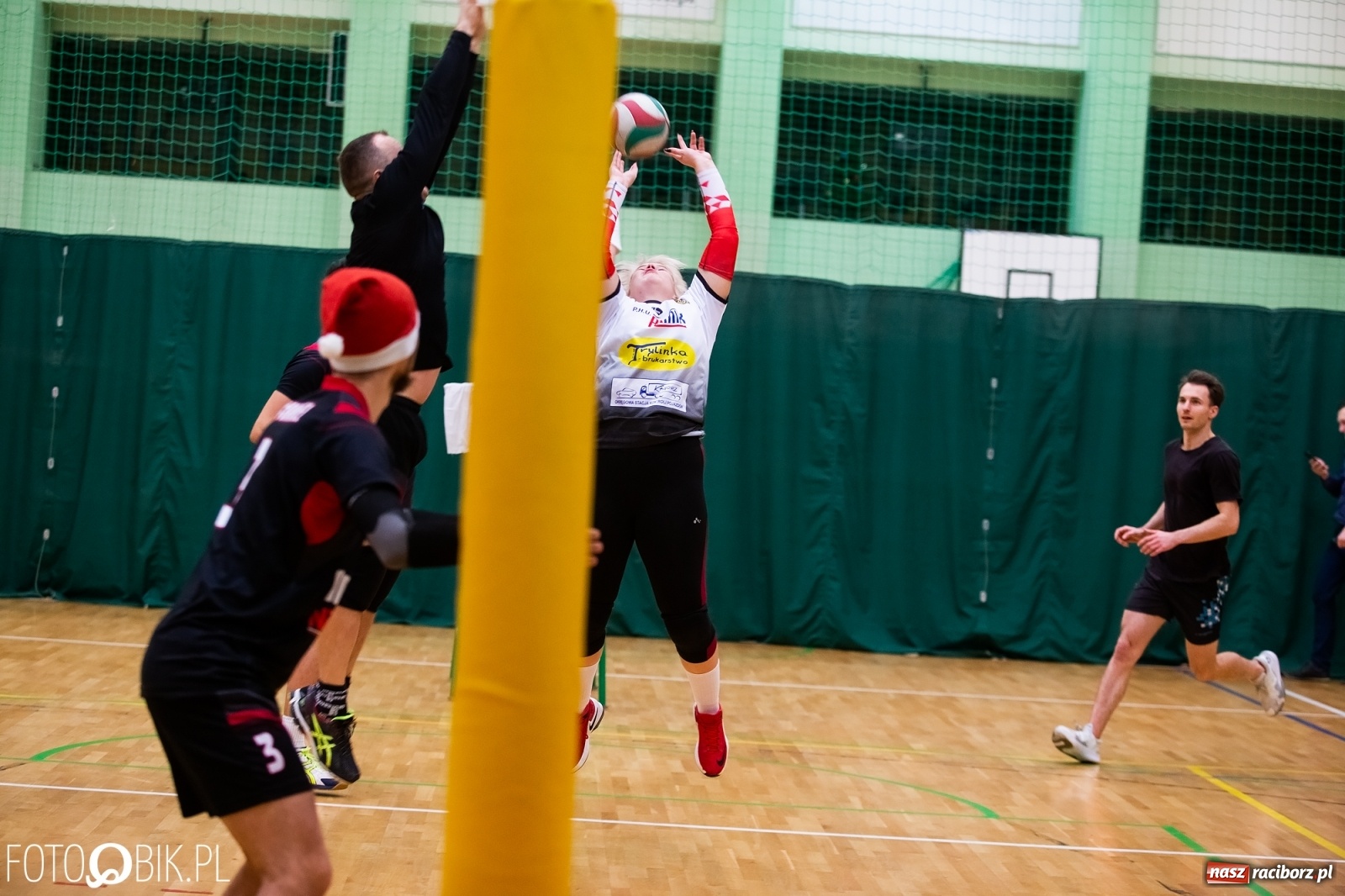 Zdjęcie w galerii na portalu naszraciborz.pl: Raciborski Nocny Turniej Mikołajkowy w Piłce Siatkowej wiadomości z regionu