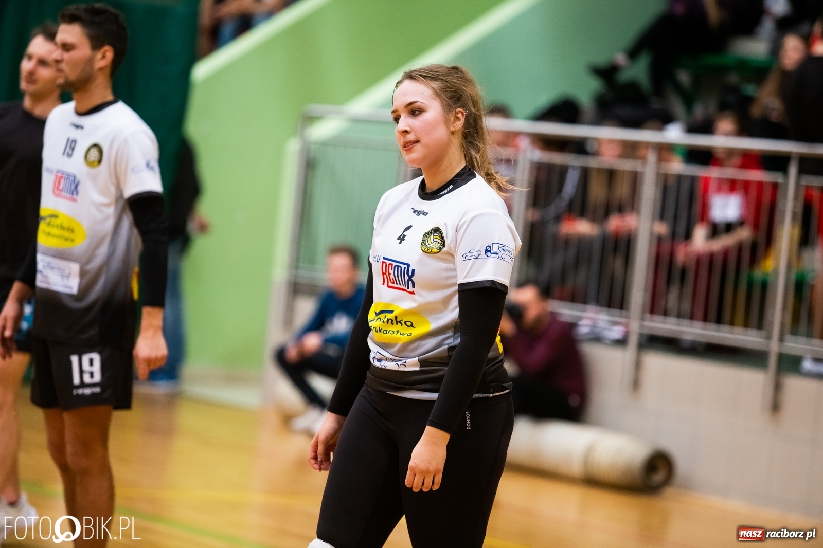 Zdjęcie w galerii na portalu naszraciborz.pl: Raciborski Nocny Turniej Mikołajkowy w Piłce Siatkowej wiadomości z regionu