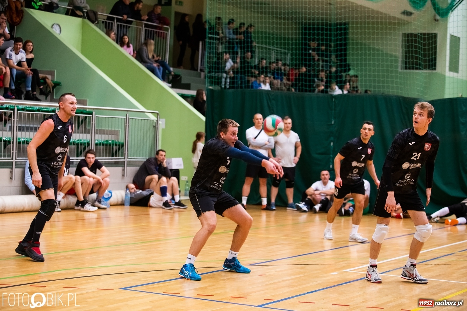 Zdjęcie w galerii na portalu naszraciborz.pl: Raciborski Nocny Turniej Mikołajkowy w Piłce Siatkowej wiadomości z regionu