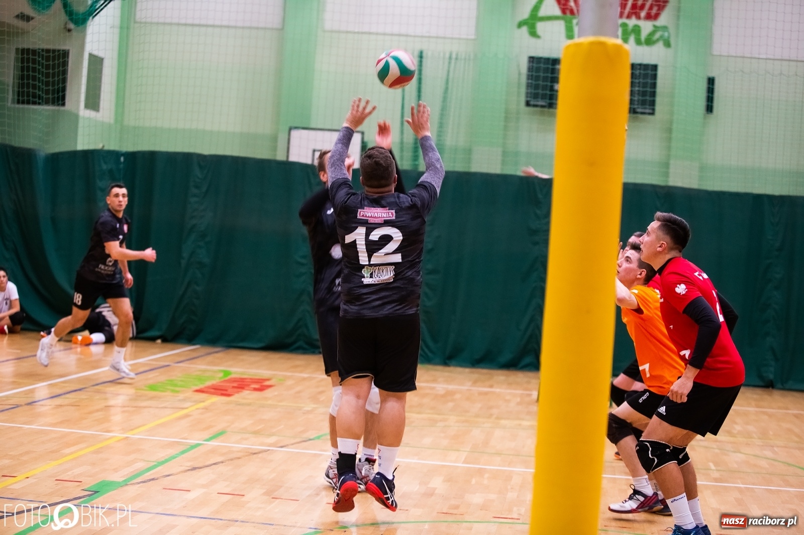 Zdjęcie w galerii na portalu naszraciborz.pl: Raciborski Nocny Turniej Mikołajkowy w Piłce Siatkowej wiadomości z regionu