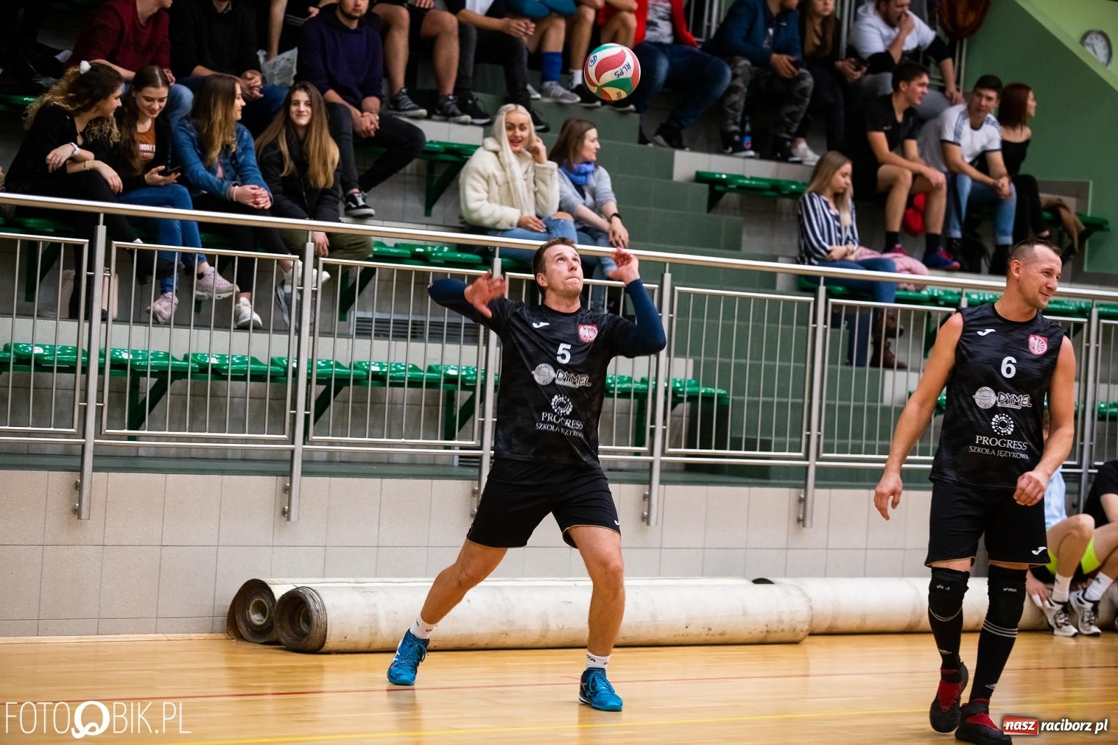 Zdjęcie w galerii na portalu naszraciborz.pl: Raciborski Nocny Turniej Mikołajkowy w Piłce Siatkowej wiadomości z regionu