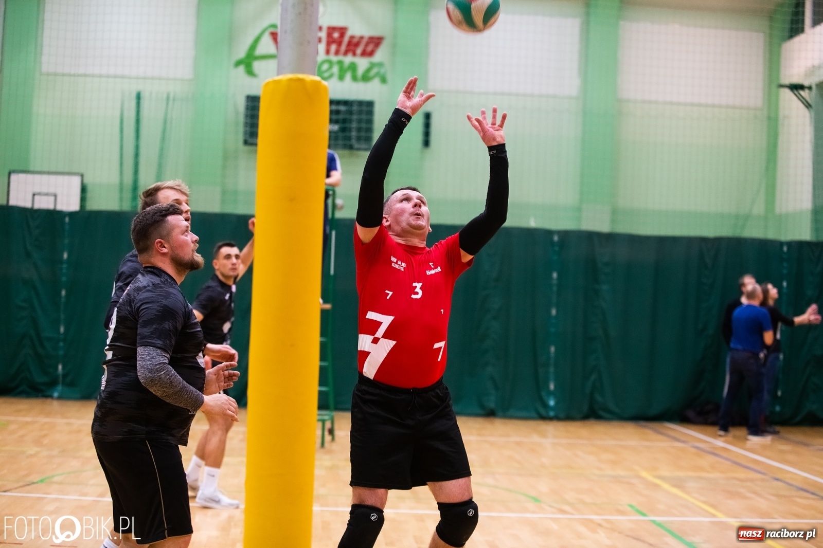 Zdjęcie w galerii na portalu naszraciborz.pl: Raciborski Nocny Turniej Mikołajkowy w Piłce Siatkowej wiadomości z regionu