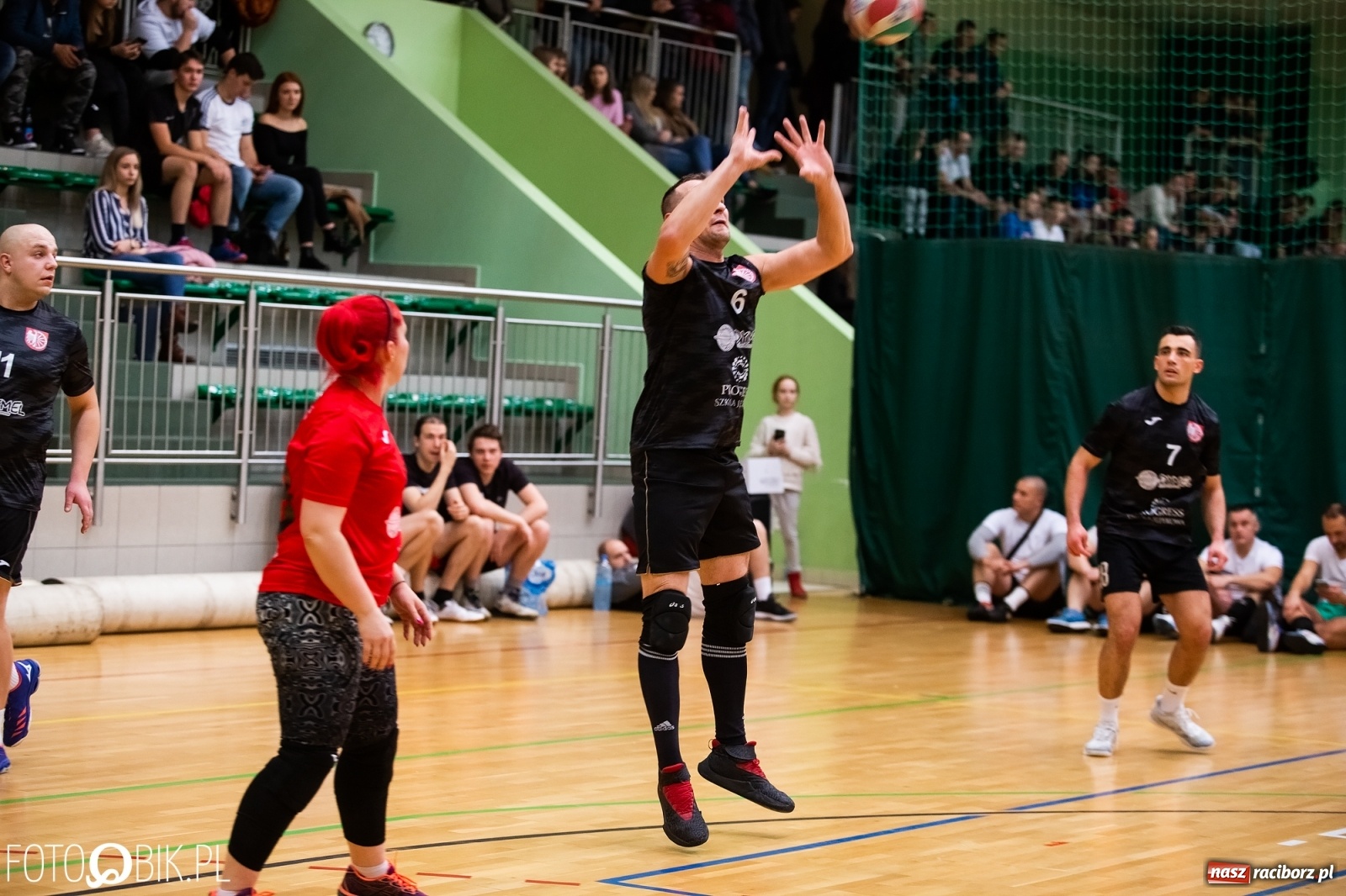 Zdjęcie w galerii na portalu naszraciborz.pl: Raciborski Nocny Turniej Mikołajkowy w Piłce Siatkowej wiadomości z regionu