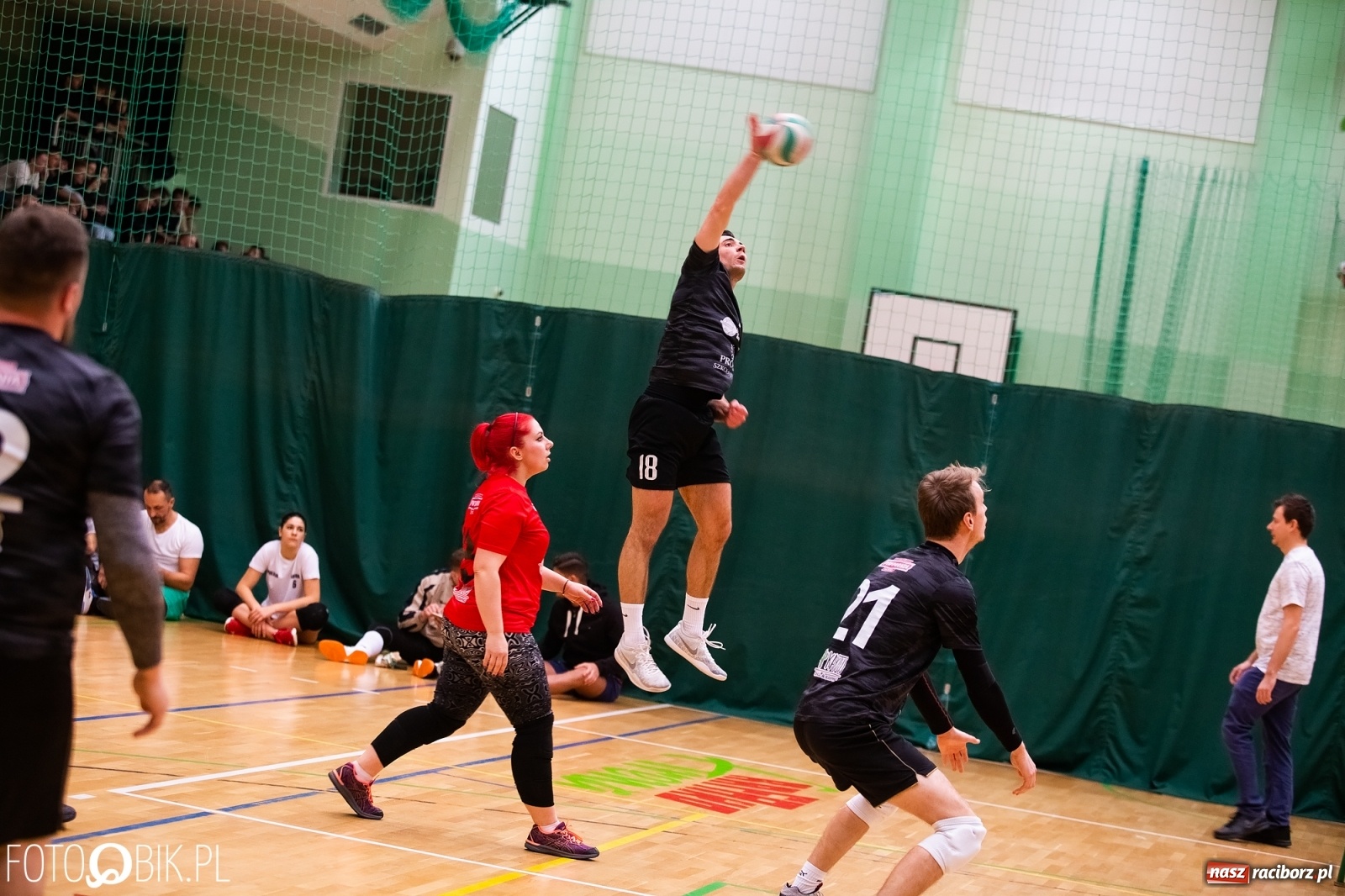 Zdjęcie w galerii na portalu naszraciborz.pl: Raciborski Nocny Turniej Mikołajkowy w Piłce Siatkowej wiadomości z regionu