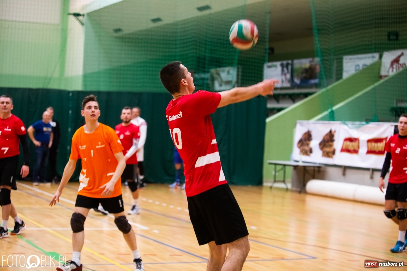 Zdjęcie w galerii na portalu naszraciborz.pl: Raciborski Nocny Turniej Mikołajkowy w Piłce Siatkowej wiadomości z regionu