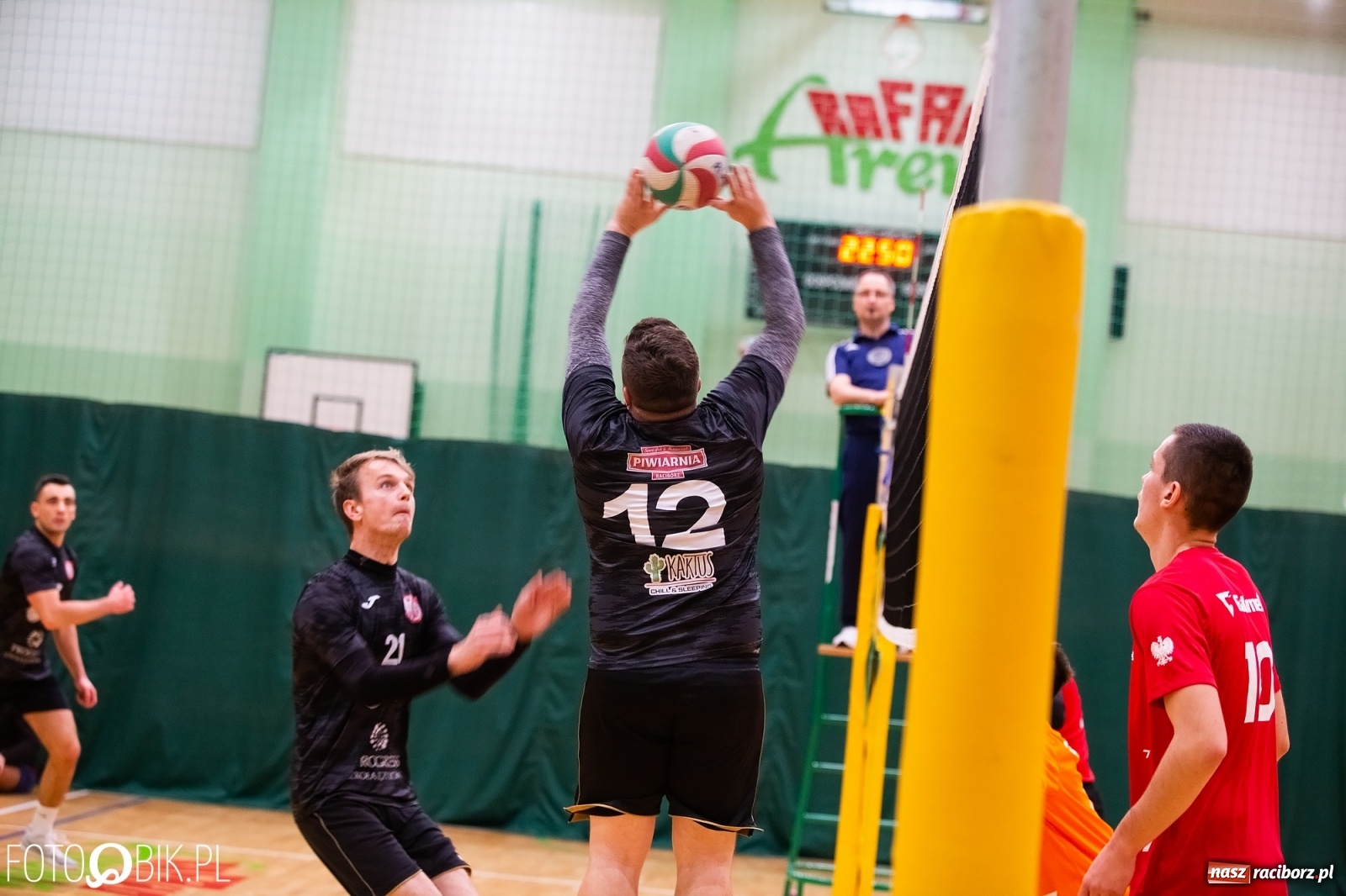 Zdjęcie w galerii na portalu naszraciborz.pl: Raciborski Nocny Turniej Mikołajkowy w Piłce Siatkowej wiadomości z regionu