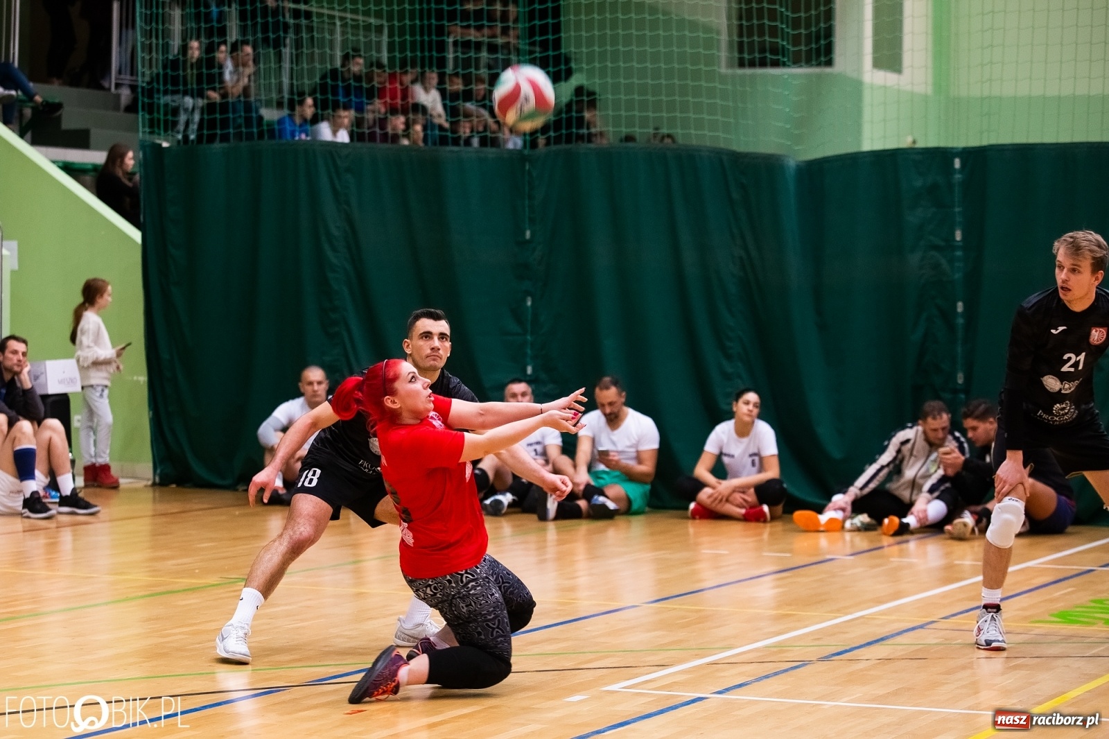 Zdjęcie w galerii na portalu naszraciborz.pl: Raciborski Nocny Turniej Mikołajkowy w Piłce Siatkowej wiadomości z regionu