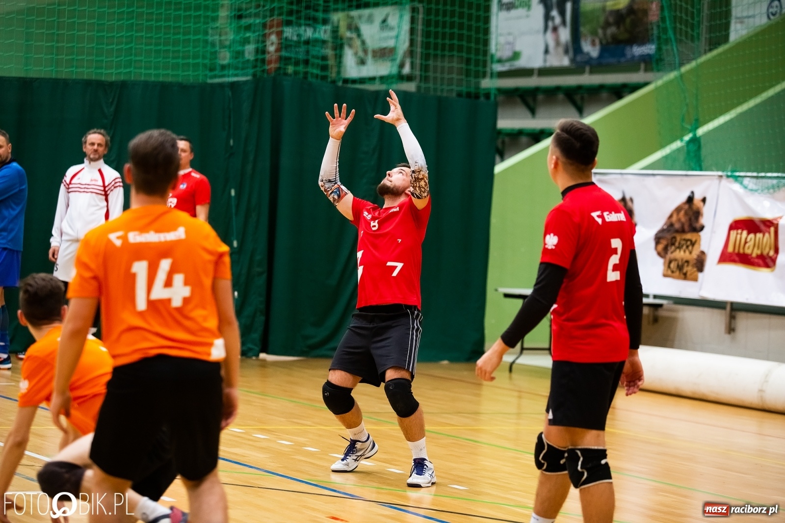 Zdjęcie w galerii na portalu naszraciborz.pl: Raciborski Nocny Turniej Mikołajkowy w Piłce Siatkowej wiadomości z regionu