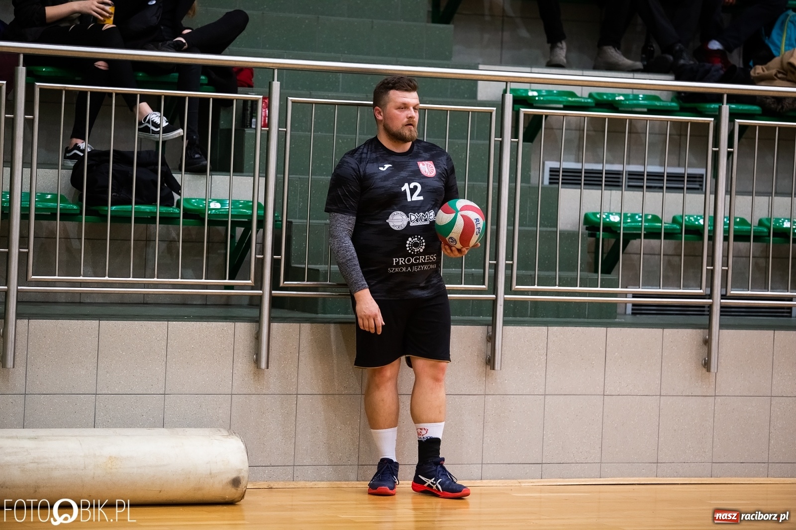 Zdjęcie w galerii na portalu naszraciborz.pl: Raciborski Nocny Turniej Mikołajkowy w Piłce Siatkowej wiadomości z regionu