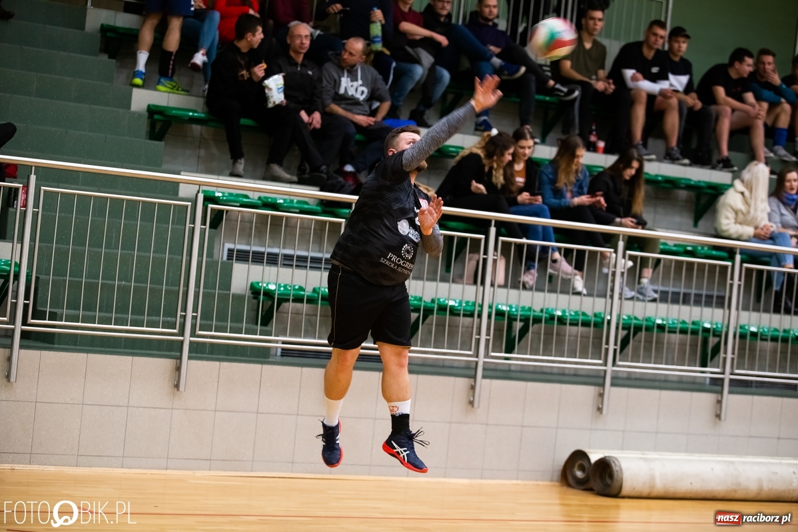 Zdjęcie w galerii na portalu naszraciborz.pl: Raciborski Nocny Turniej Mikołajkowy w Piłce Siatkowej wiadomości z regionu