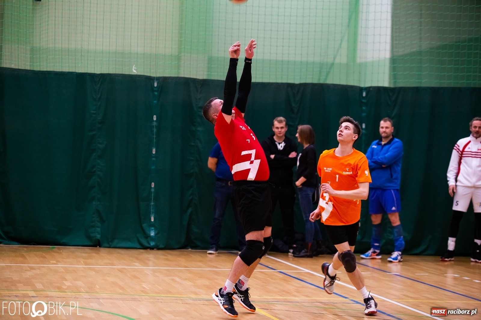 Zdjęcie w galerii na portalu naszraciborz.pl: Raciborski Nocny Turniej Mikołajkowy w Piłce Siatkowej wiadomości z regionu