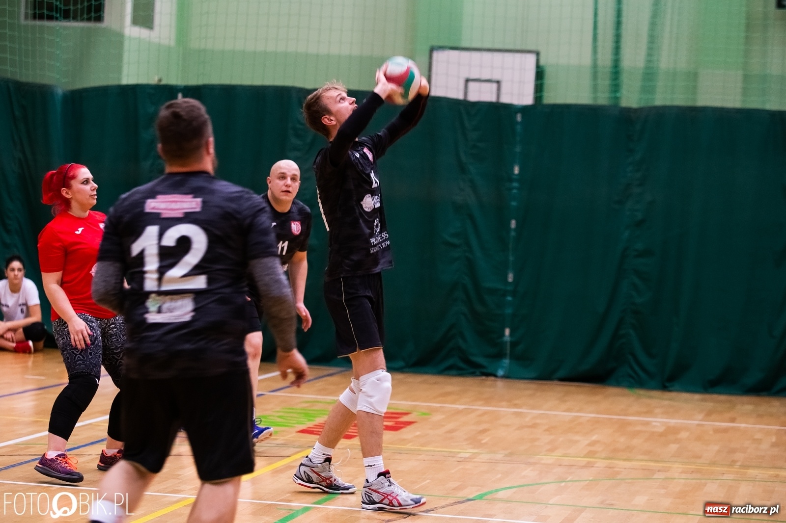 Zdjęcie w galerii na portalu naszraciborz.pl: Raciborski Nocny Turniej Mikołajkowy w Piłce Siatkowej wiadomości z regionu