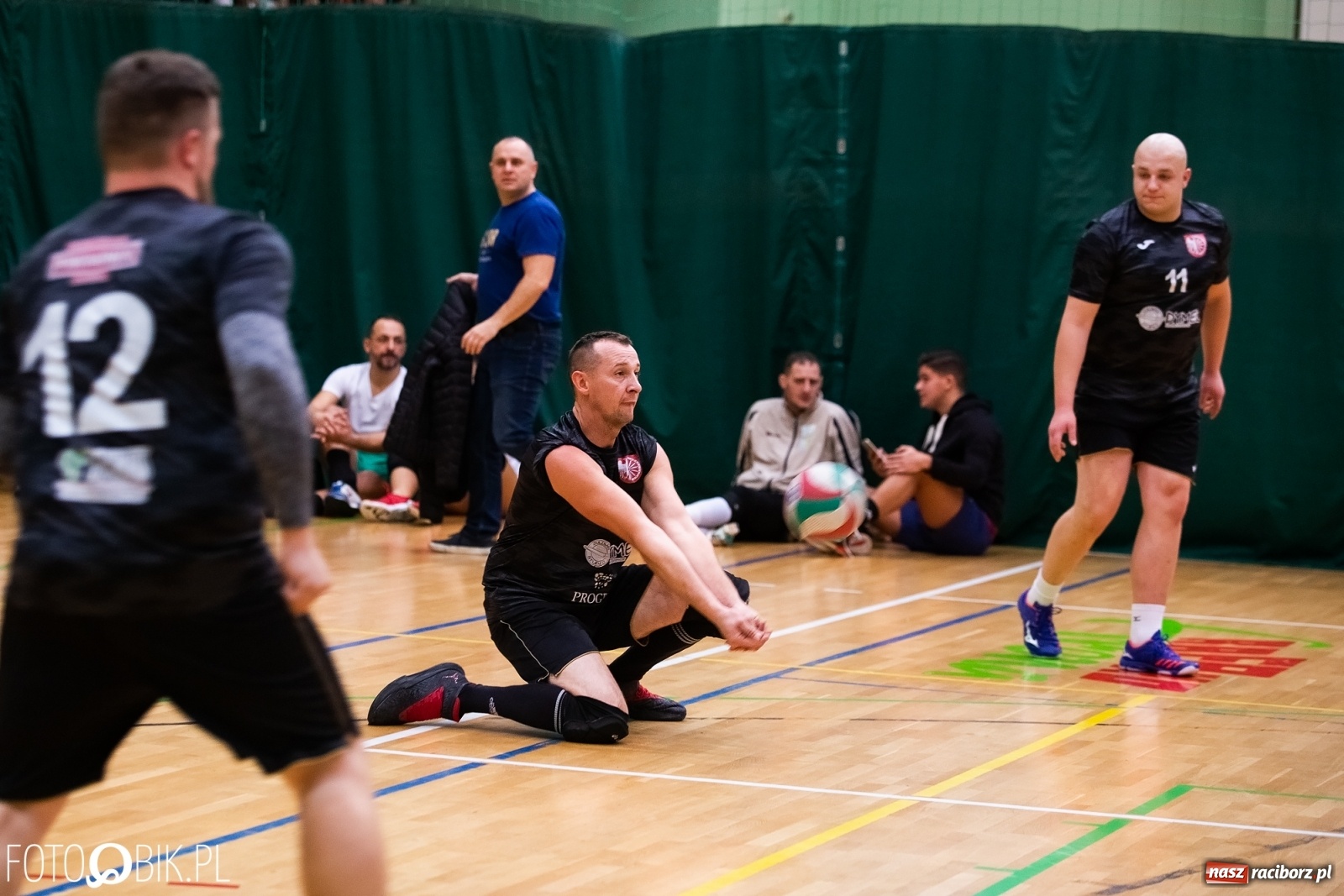 Zdjęcie w galerii na portalu naszraciborz.pl: Raciborski Nocny Turniej Mikołajkowy w Piłce Siatkowej wiadomości z regionu