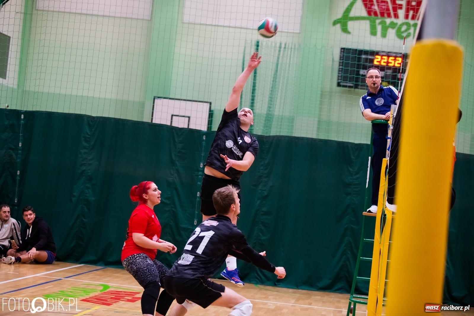 Zdjęcie w galerii na portalu naszraciborz.pl: Raciborski Nocny Turniej Mikołajkowy w Piłce Siatkowej wiadomości z regionu