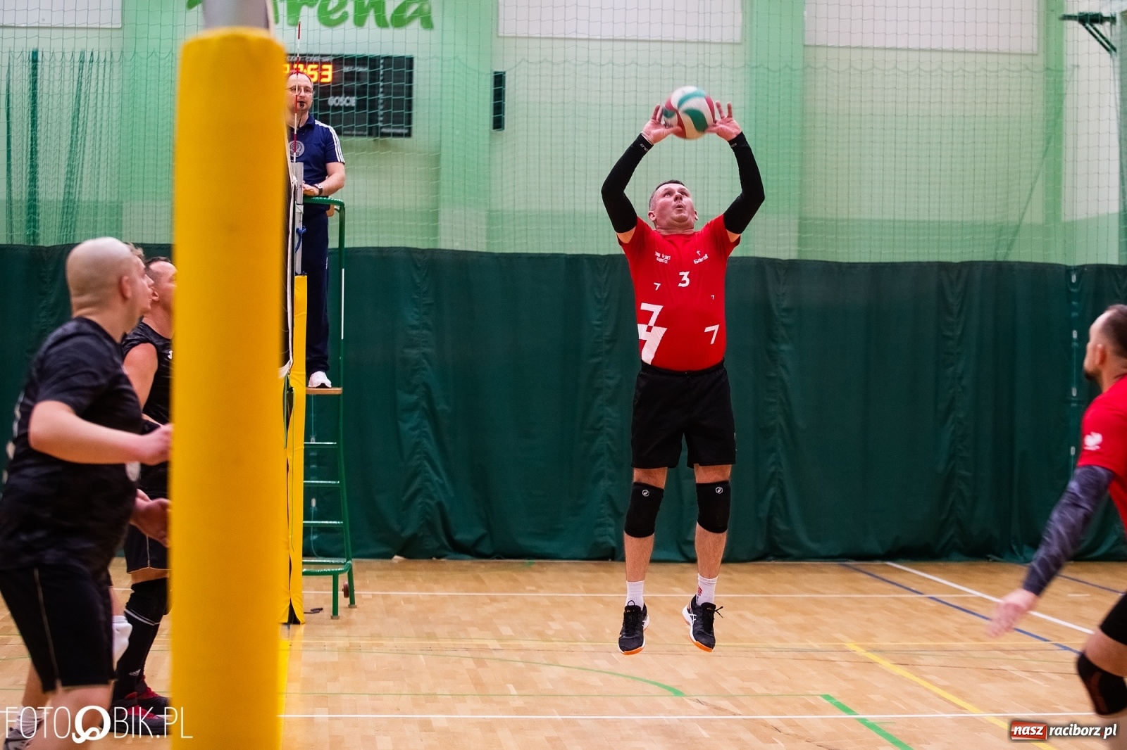 Zdjęcie w galerii na portalu naszraciborz.pl: Raciborski Nocny Turniej Mikołajkowy w Piłce Siatkowej wiadomości z regionu