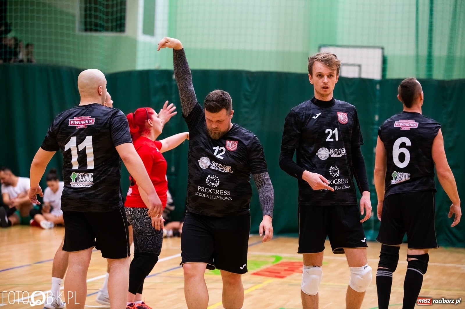 Zdjęcie w galerii na portalu naszraciborz.pl: Raciborski Nocny Turniej Mikołajkowy w Piłce Siatkowej wiadomości z regionu