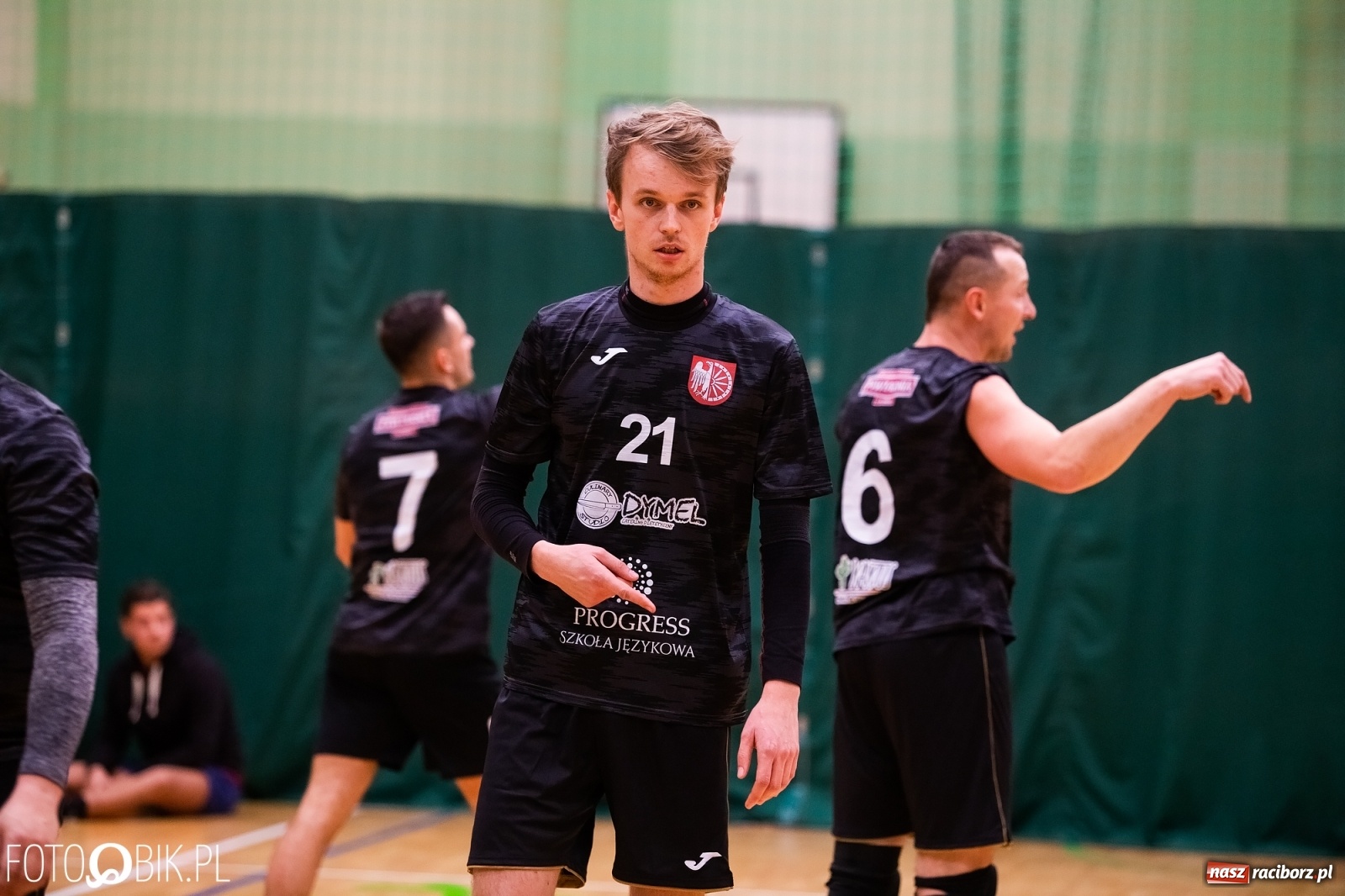 Zdjęcie w galerii na portalu naszraciborz.pl: Raciborski Nocny Turniej Mikołajkowy w Piłce Siatkowej wiadomości z regionu