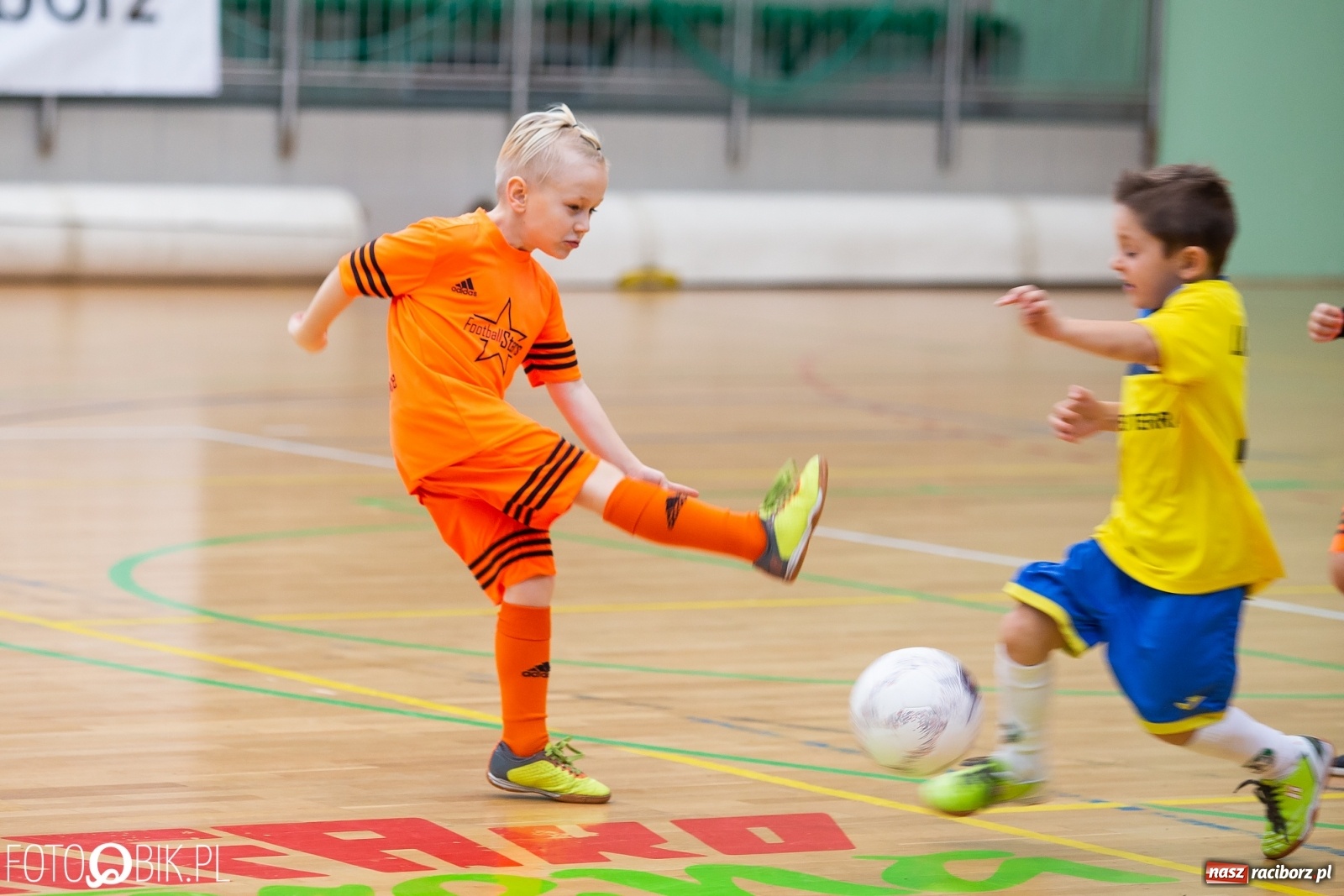 Zdjęcie w galerii na portalu naszraciborz.pl: Drugi dzień zmagań piłkarskich w Arenie Rafako wiadomości z regionu