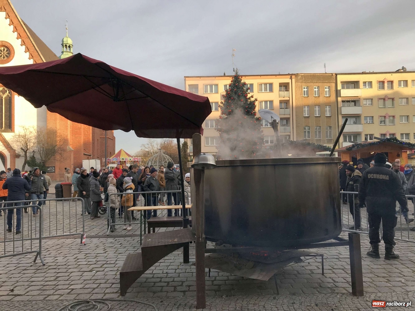 Zdjęcie w galerii na portalu naszraciborz.pl: Bigos i plastik. Ile kosztował jarmarkowy poczęstunek  wiadomości z regionu