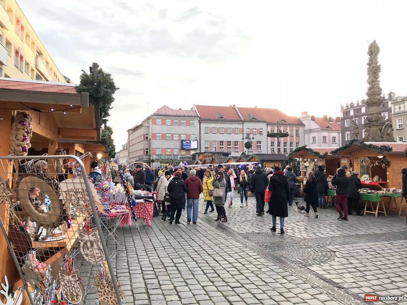 Zdjęcie w galerii na portalu naszraciborz.pl: Bigos i plastik. Ile kosztował jarmarkowy poczęstunek  wiadomości z regionu