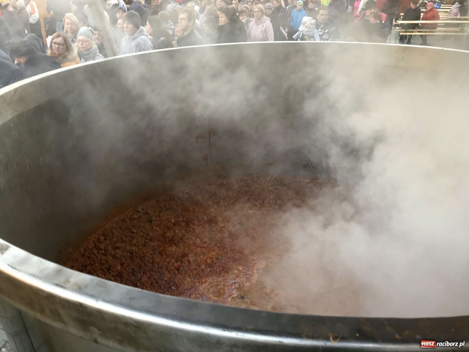 Zdjęcie w galerii na portalu naszraciborz.pl: Bigos i plastik. Ile kosztował jarmarkowy poczęstunek  wiadomości z regionu