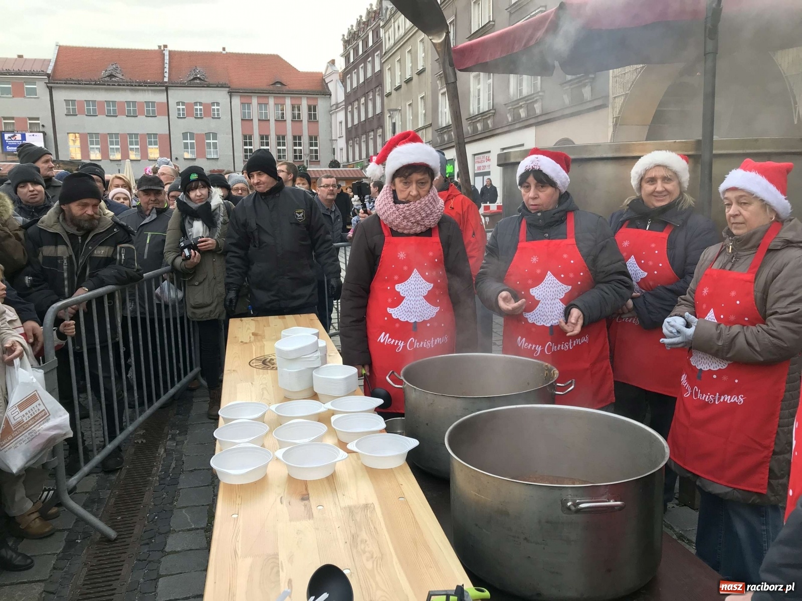 Zdjęcie w galerii na portalu naszraciborz.pl: Bigos i plastik. Ile kosztował jarmarkowy poczęstunek  wiadomości z regionu