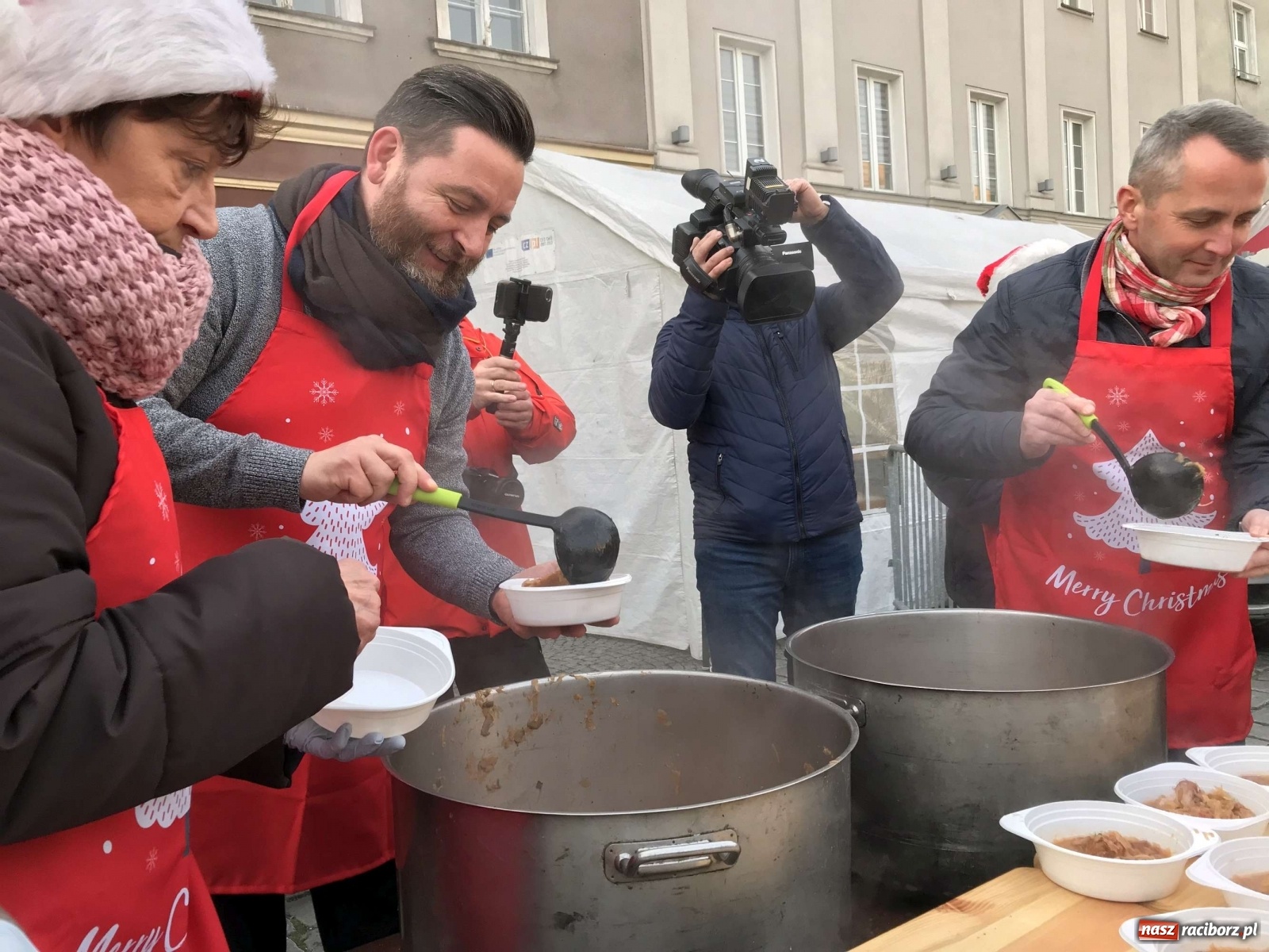 Zdjęcie w galerii na portalu naszraciborz.pl: Bigos i plastik. Ile kosztował jarmarkowy poczęstunek  wiadomości z regionu