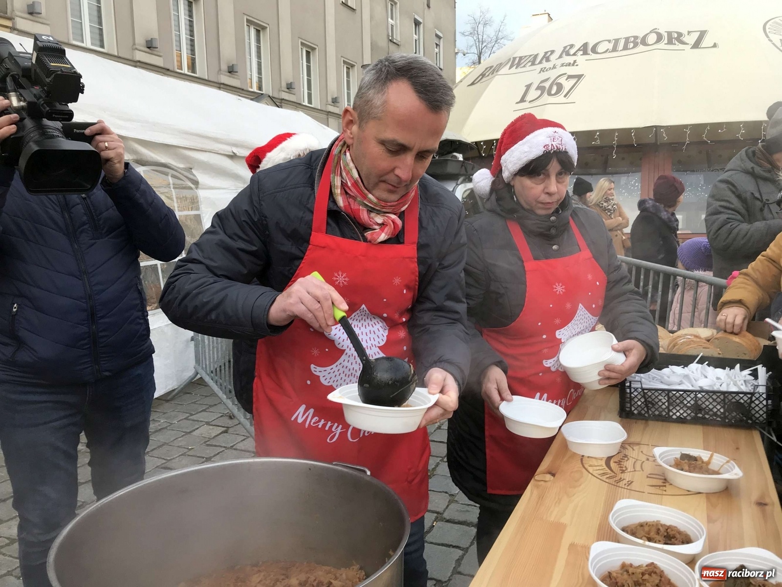 Zdjęcie w galerii na portalu naszraciborz.pl: Bigos i plastik. Ile kosztował jarmarkowy poczęstunek  wiadomości z regionu