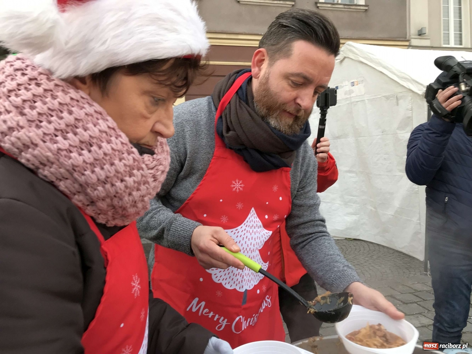Zdjęcie w galerii na portalu naszraciborz.pl: Bigos i plastik. Ile kosztował jarmarkowy poczęstunek  wiadomości z regionu