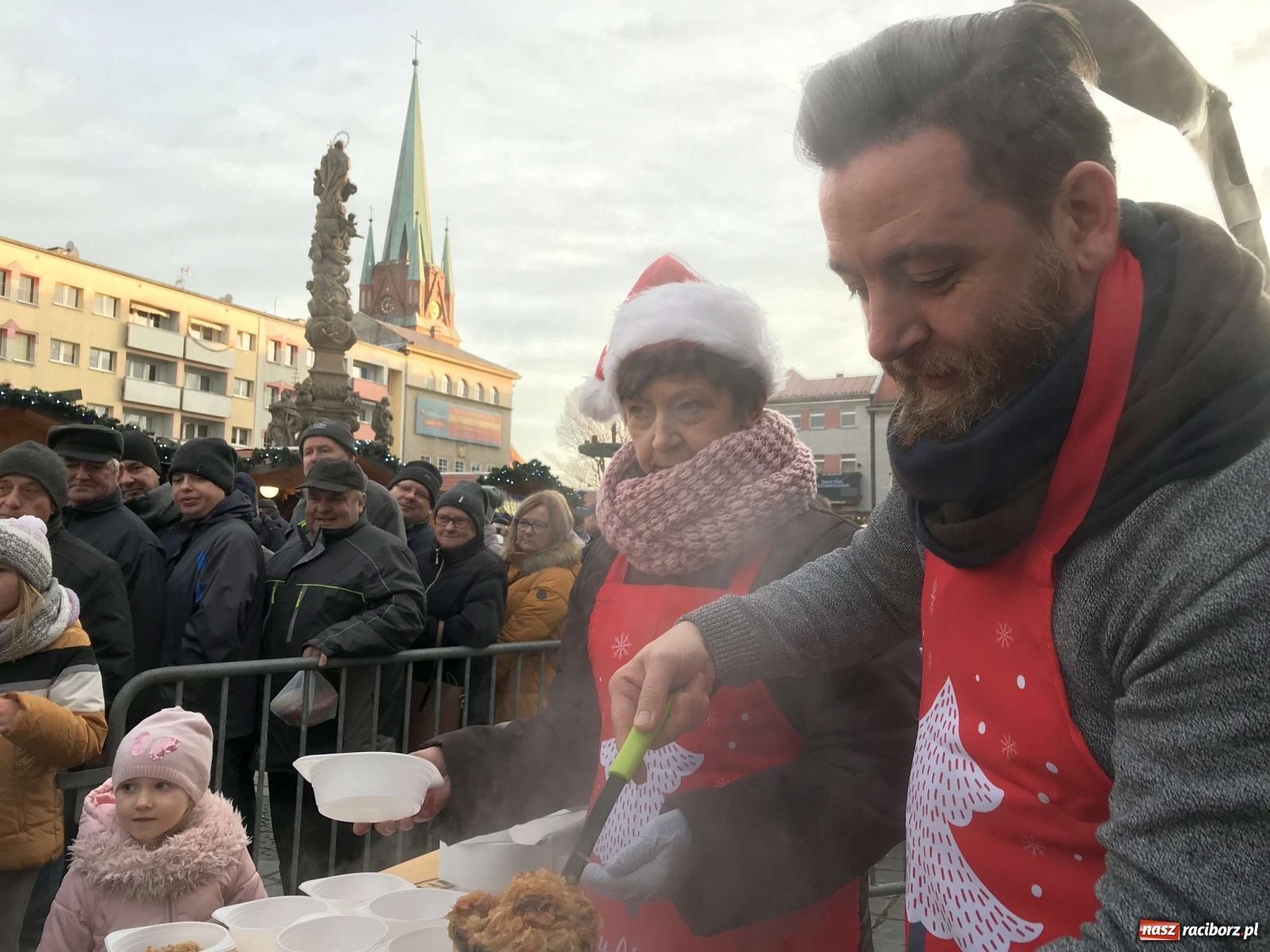 Zdjęcie w galerii na portalu naszraciborz.pl: Bigos i plastik. Ile kosztował jarmarkowy poczęstunek  wiadomości z regionu