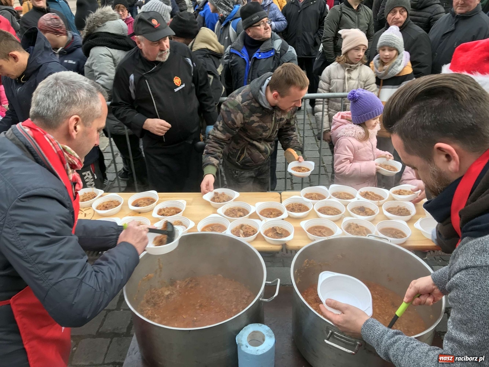 Zdjęcie w galerii na portalu naszraciborz.pl: Bigos i plastik. Ile kosztował jarmarkowy poczęstunek  wiadomości z regionu