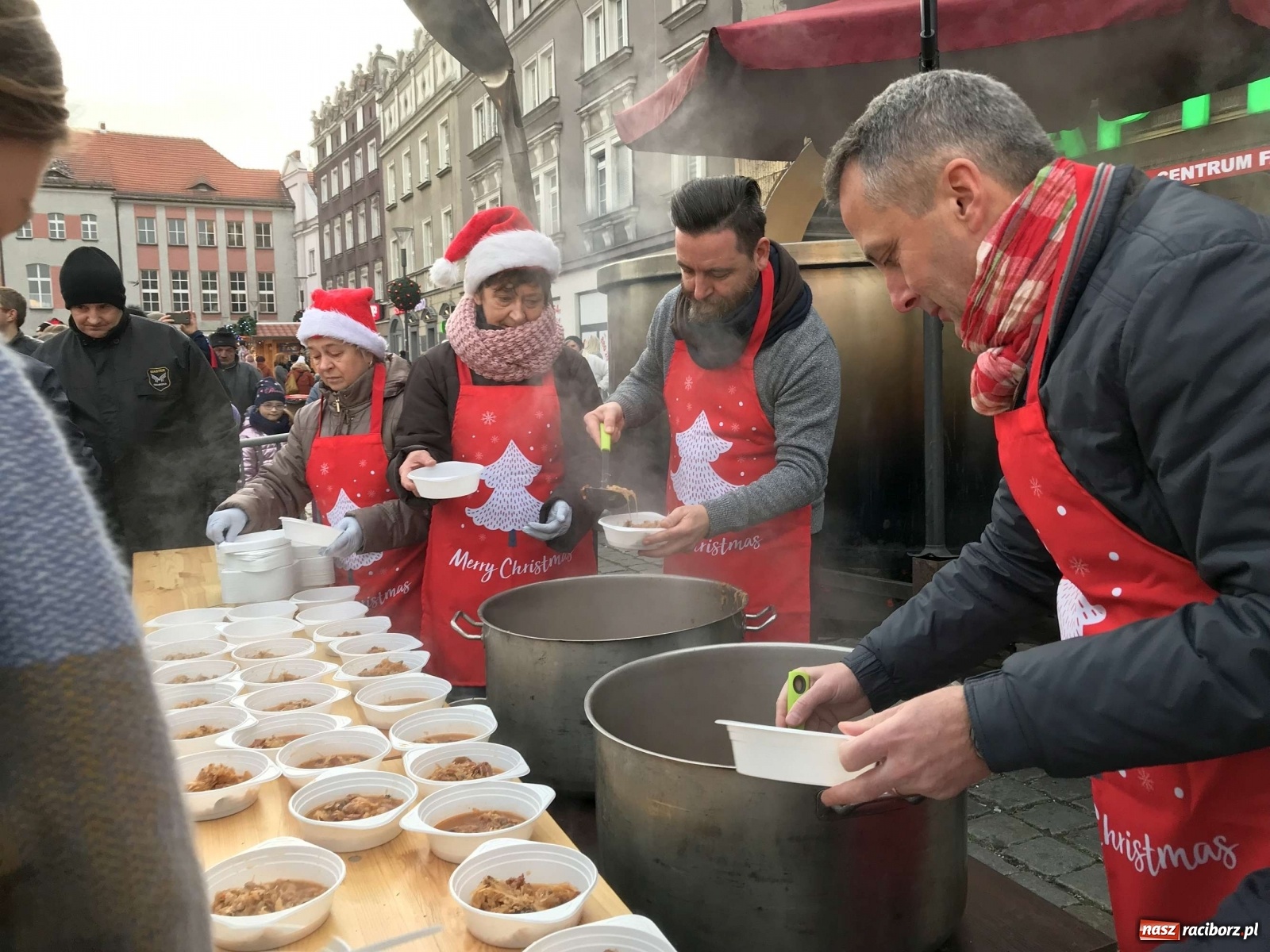 Zdjęcie w galerii na portalu naszraciborz.pl: Bigos i plastik. Ile kosztował jarmarkowy poczęstunek  wiadomości z regionu