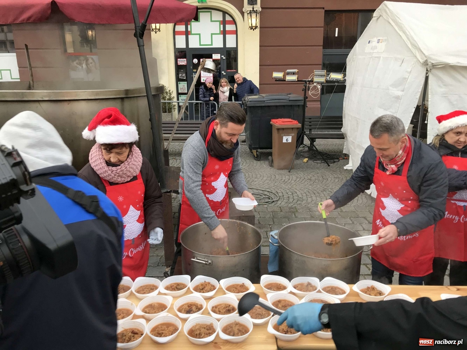 Zdjęcie w galerii na portalu naszraciborz.pl: Bigos i plastik. Ile kosztował jarmarkowy poczęstunek  wiadomości z regionu