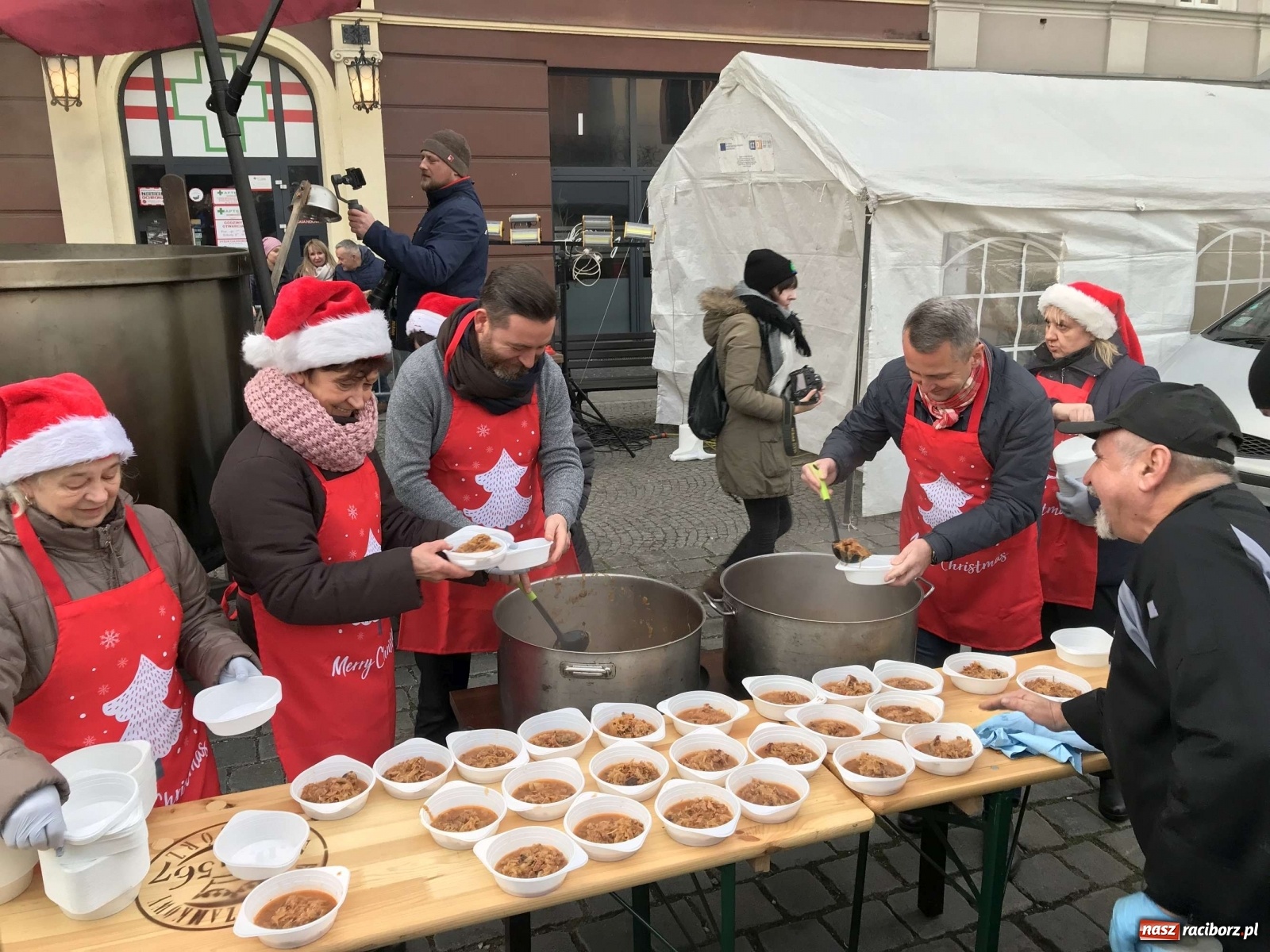 Zdjęcie w galerii na portalu naszraciborz.pl: Bigos i plastik. Ile kosztował jarmarkowy poczęstunek  wiadomości z regionu