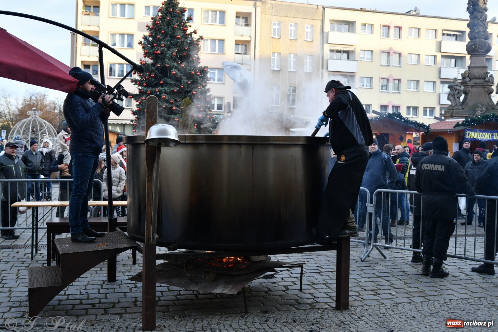 Zdjęcie w galerii na portalu naszraciborz.pl: Bigos i plastik. Ile kosztował jarmarkowy poczęstunek  wiadomości z regionu