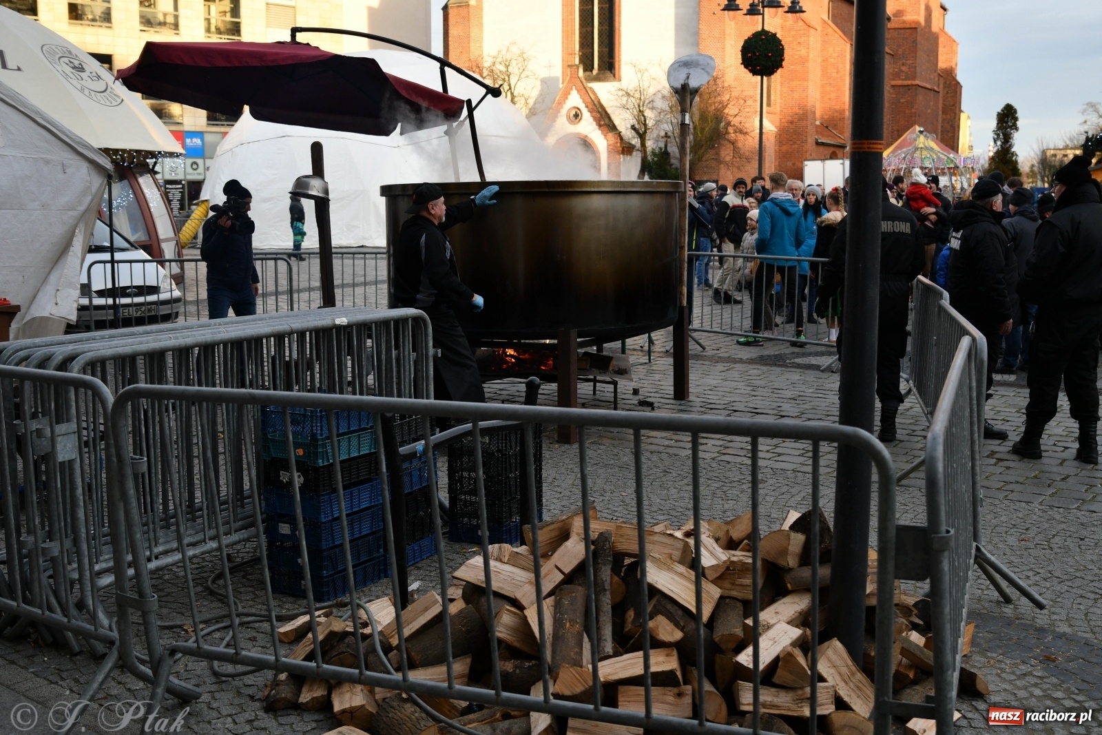 Zdjęcie w galerii na portalu naszraciborz.pl: Bigos i plastik. Ile kosztował jarmarkowy poczęstunek  wiadomości z regionu