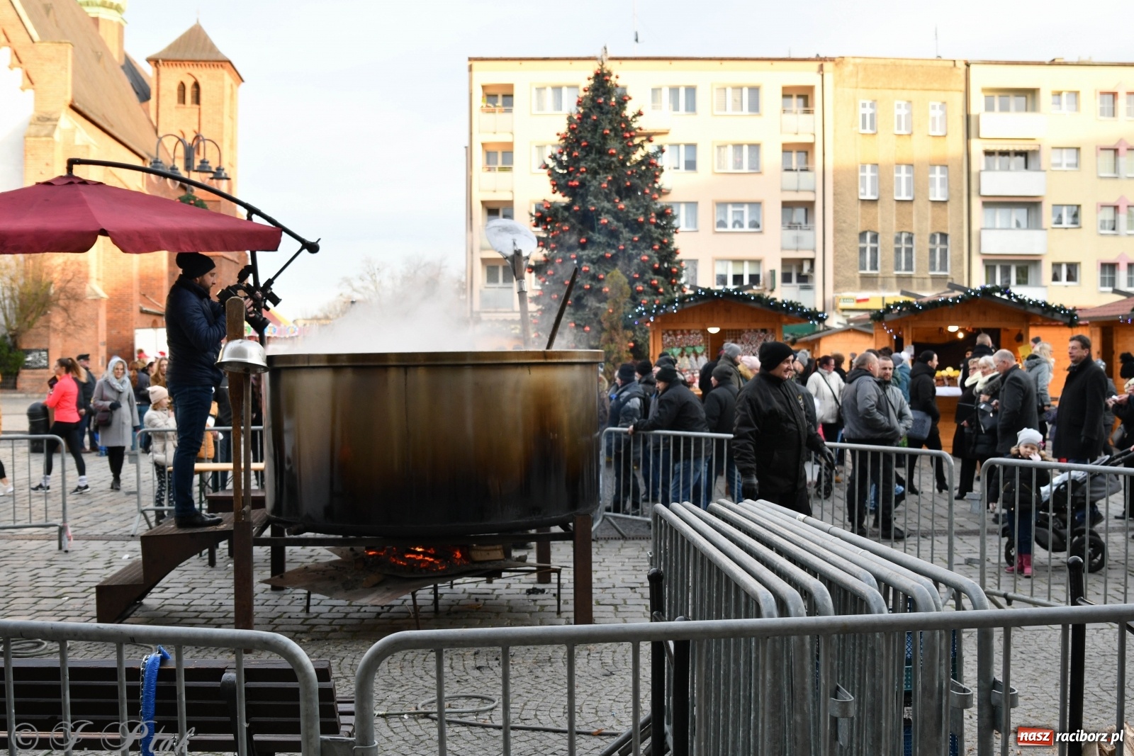 Zdjęcie w galerii na portalu naszraciborz.pl: Bigos i plastik. Ile kosztował jarmarkowy poczęstunek  wiadomości z regionu