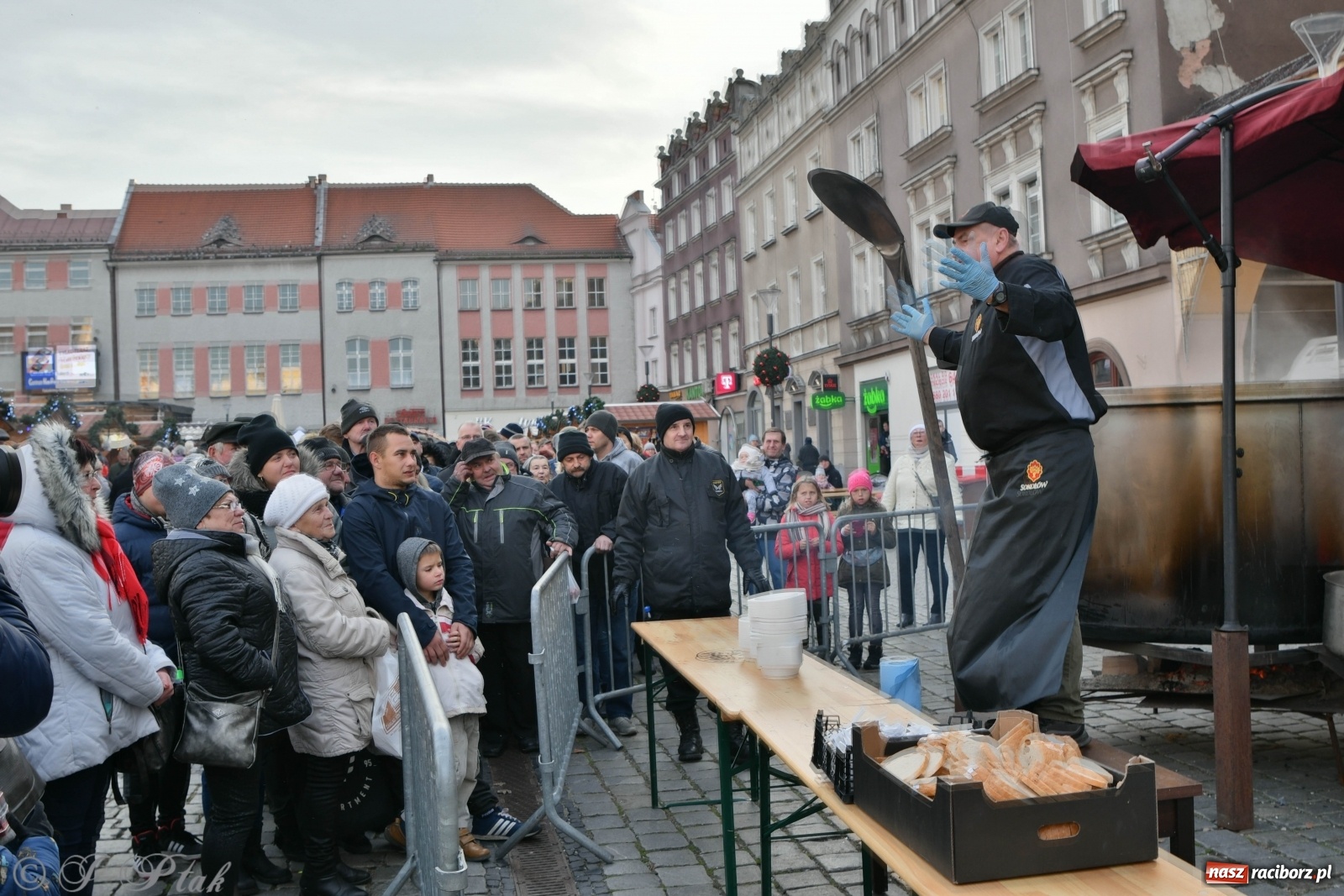 Zdjęcie w galerii na portalu naszraciborz.pl: Bigos i plastik. Ile kosztował jarmarkowy poczęstunek  wiadomości z regionu