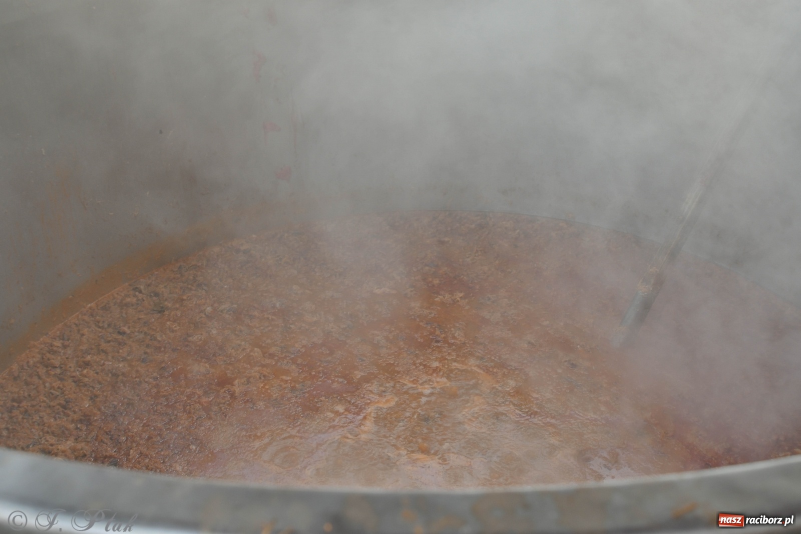 Zdjęcie w galerii na portalu naszraciborz.pl: Bigos i plastik. Ile kosztował jarmarkowy poczęstunek  wiadomości z regionu