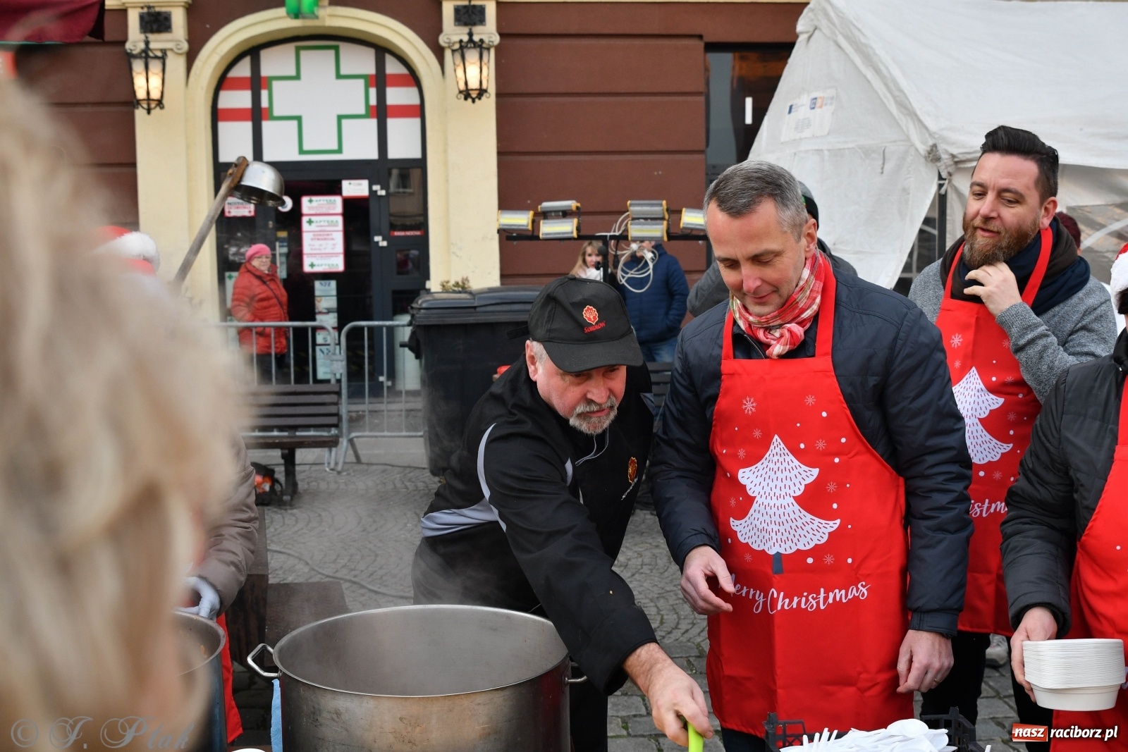 Zdjęcie w galerii na portalu naszraciborz.pl: Bigos i plastik. Ile kosztował jarmarkowy poczęstunek  wiadomości z regionu