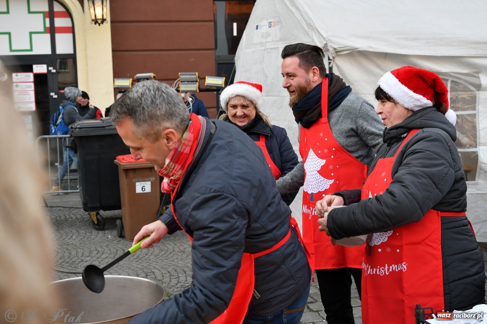 Zdjęcie w galerii na portalu naszraciborz.pl: Bigos i plastik. Ile kosztował jarmarkowy poczęstunek  wiadomości z regionu