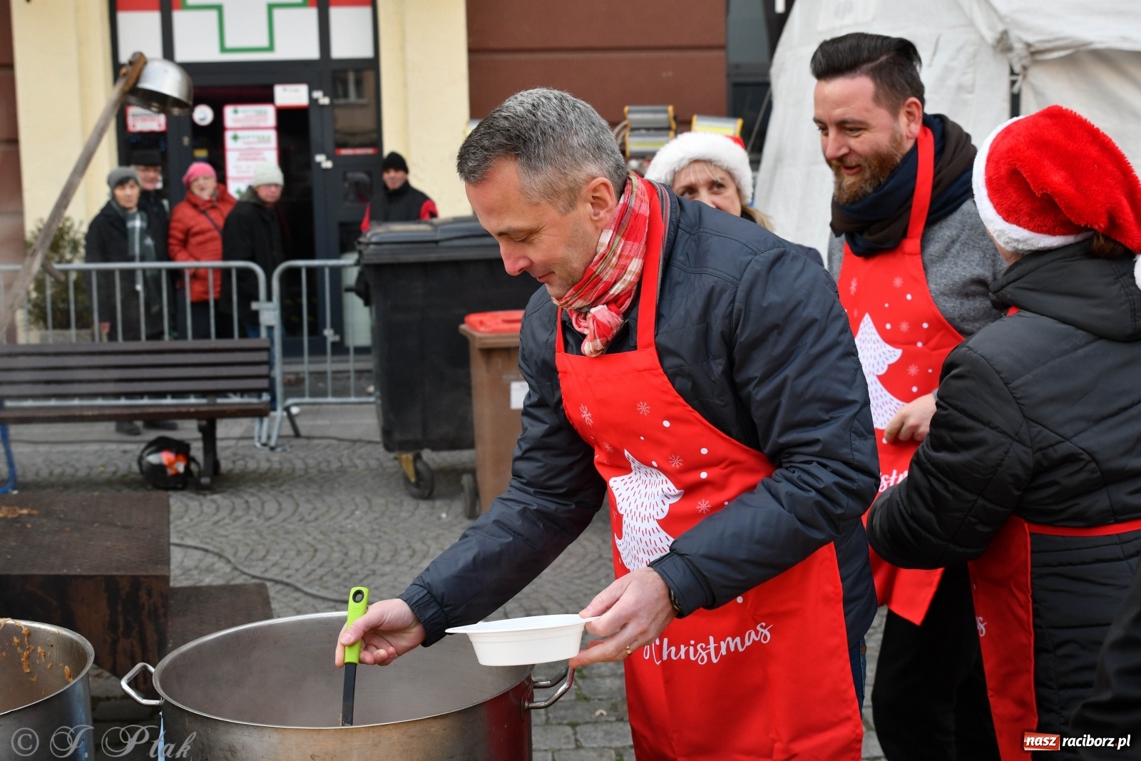 Zdjęcie w galerii na portalu naszraciborz.pl: Bigos i plastik. Ile kosztował jarmarkowy poczęstunek  wiadomości z regionu