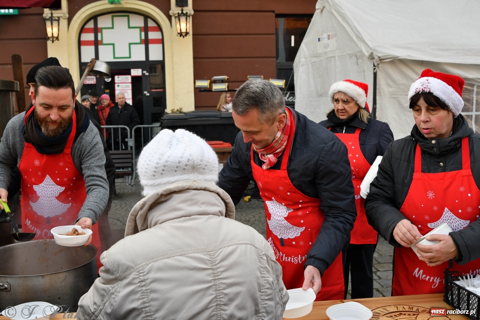 Zdjęcie w galerii na portalu naszraciborz.pl: Bigos i plastik. Ile kosztował jarmarkowy poczęstunek  wiadomości z regionu