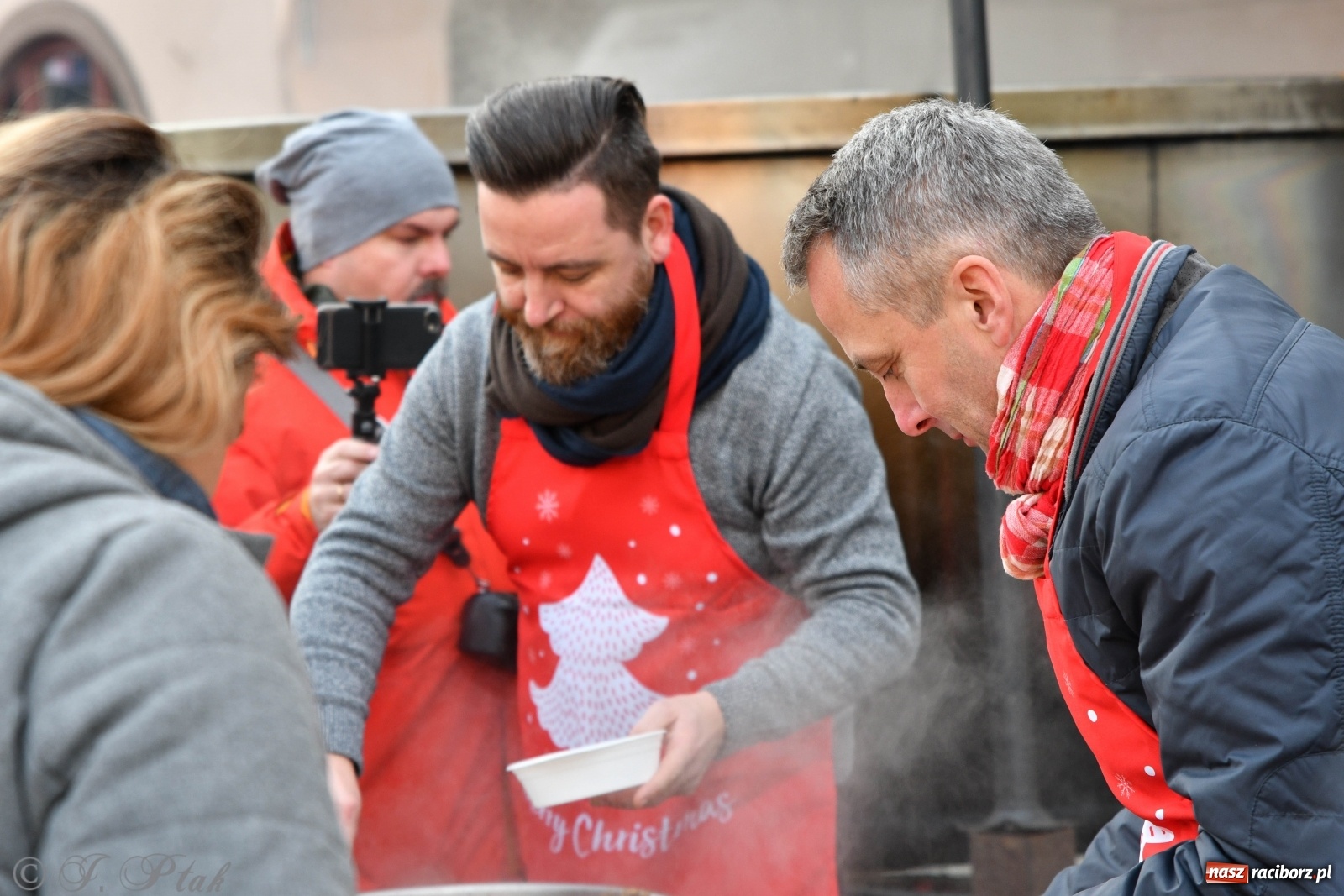 Zdjęcie w galerii na portalu naszraciborz.pl: Bigos i plastik. Ile kosztował jarmarkowy poczęstunek  wiadomości z regionu