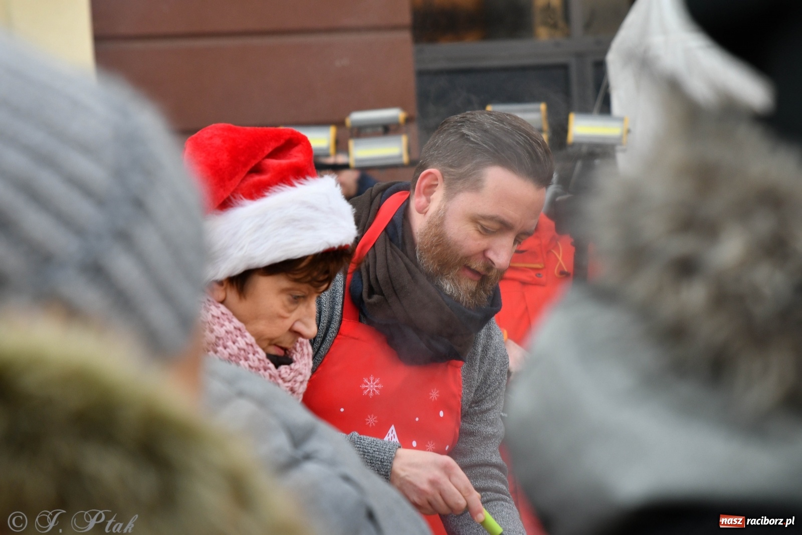 Zdjęcie w galerii na portalu naszraciborz.pl: Bigos i plastik. Ile kosztował jarmarkowy poczęstunek  wiadomości z regionu
