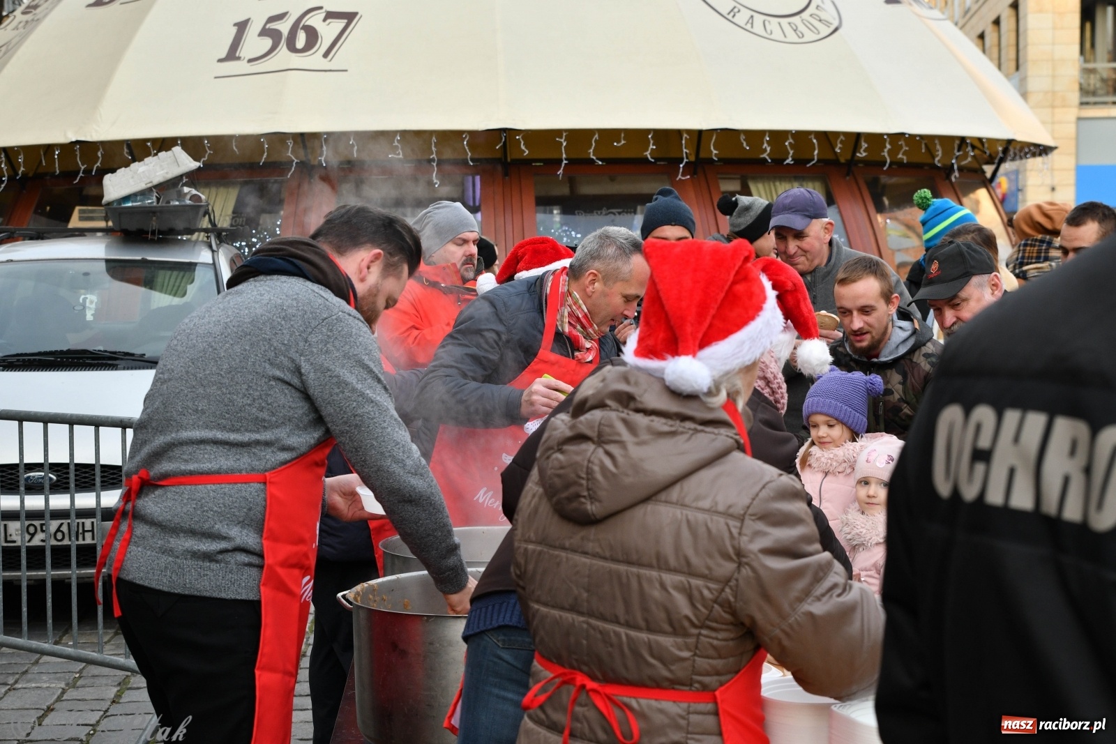 Zdjęcie w galerii na portalu naszraciborz.pl: Bigos i plastik. Ile kosztował jarmarkowy poczęstunek  wiadomości z regionu
